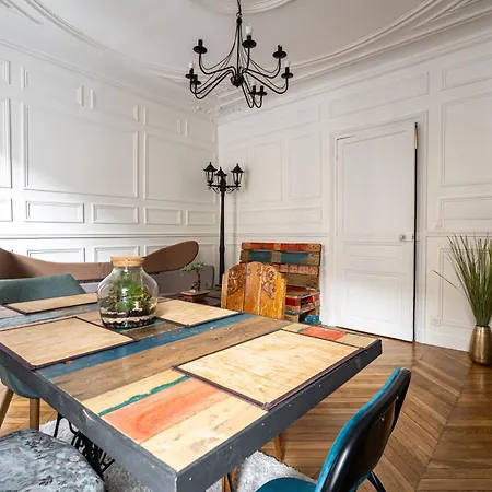 Au Marche Aux Puces De Ouen Homestay *